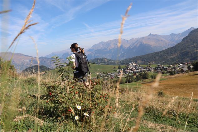 Le tour du chatel - Vue sur le village - OTI Cœur de Maurienne