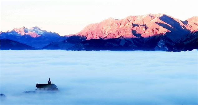 Eglise Saint-Michel dans les nuages - Vincent Jacques- Drône de regard