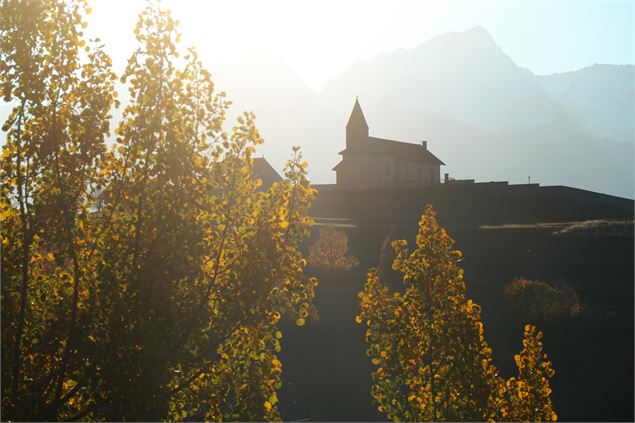 Coucher de soleil sur l'église St Michel d'Albiez-Montrond - Vincent Jacques- Drône de regard