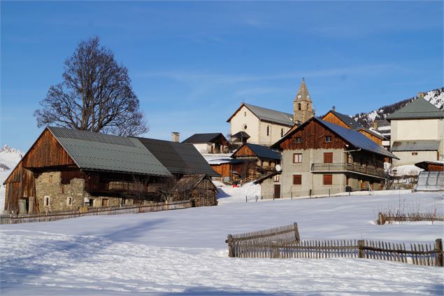 Vue sur l'Église Saint-Michel depuis le village d'Albiez-Montrond - Vincent Jacques- Drône de regard