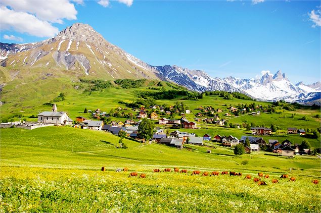 Vue sur l'Église Saint-Michel depuis le village d'Albiez-Montrond - Vincent Jacques- Drône de regard