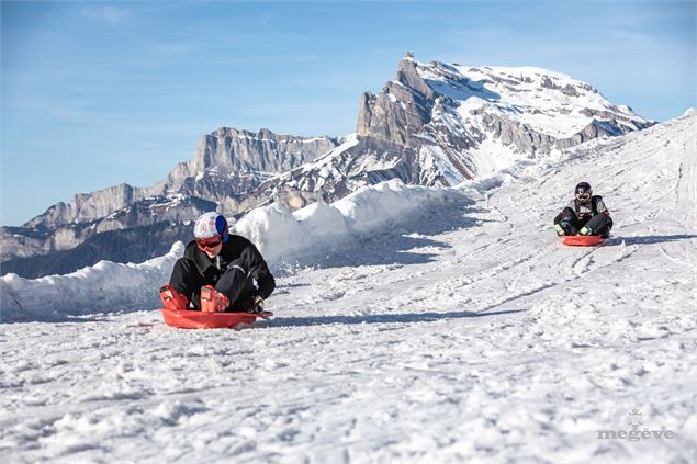 DEuc personnes descendent sur la piste - Domaine Skiable Megève