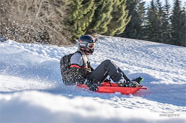 Un personne descend sur la piste - Domaine Skiable Megève