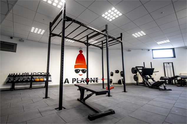 Cage de cross training dans la salle de musculation - JNJ