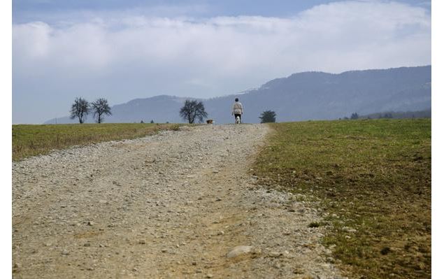 randonneuse sur la colline du Randonneuse sur la colline du Mont-sion - OT Monts du Genevois - Brice