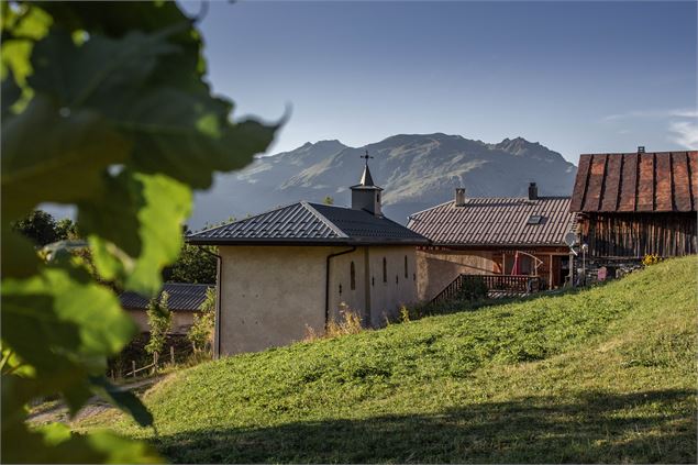 Vue chapelle derrière - Maison de Montalbert