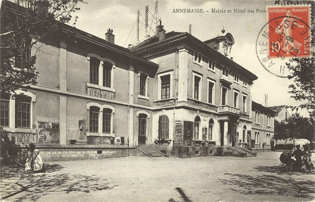 Place de la Mairie et Hôtel des Postes - Office de Tourisme des Monts de Genève