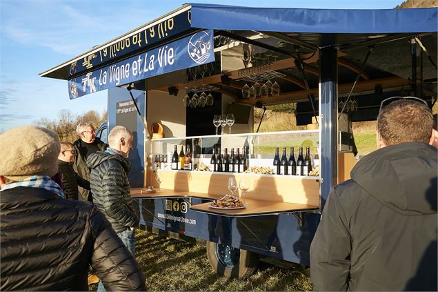 Moment de convivialité autour du bar du Wine Truck - Temps de Pose Photographie / Hervé Thiery