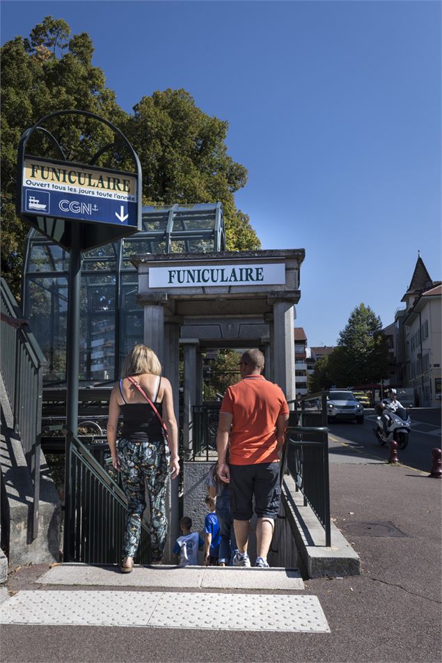 Entrée du funiculaire (ville haute) - Pierre Thiriet