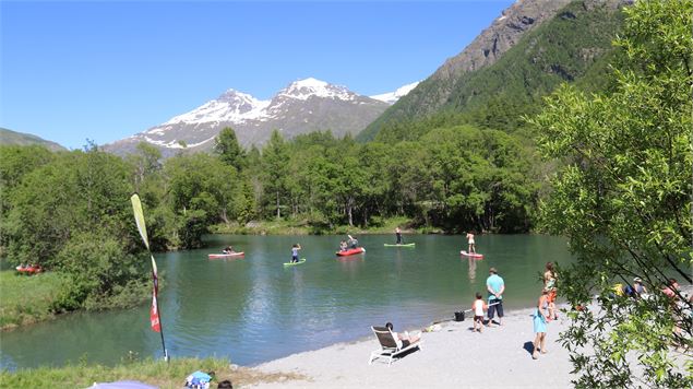 Plusieurs paddles et canoës sur le lac - Joel Drucy