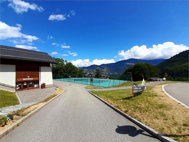 Terrain de tennis aux Allues_Les Allues - Méribel Tourisme d.paillas