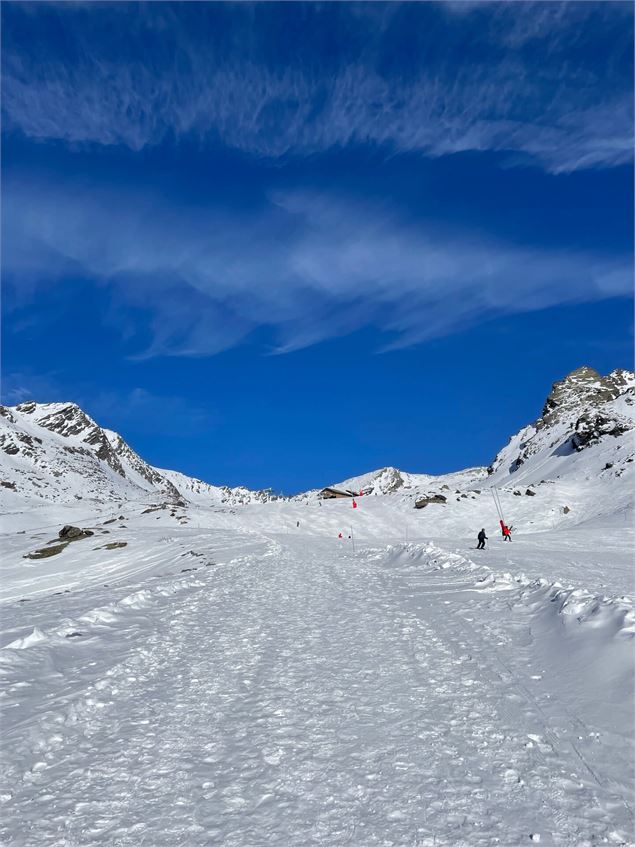 Suivre le sentier qui monte derrière le Chalet de la Marine - OT Val Thorens
