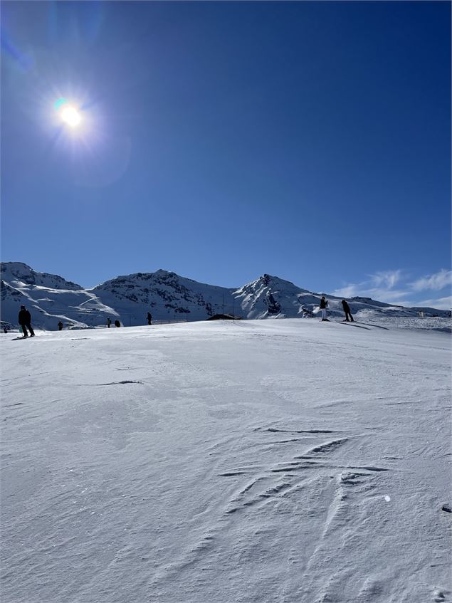 Continuer à longer la piste verte Traversée des 2 Lacs - OT Val Thorens