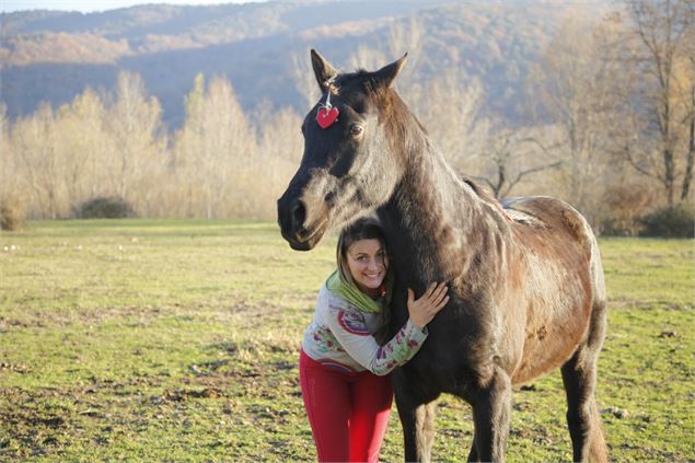 Cavalière en balade son cheval - Laurie Bella