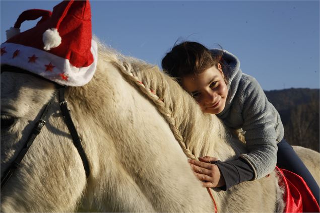 Enfant qui câline son cheval - Laurie Bella
