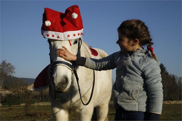 Enfant à côté de son cheval - Laurie Bella
