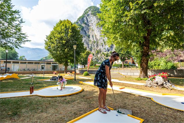 joueuse mini-golf - Office de Tourisme Thônes Coeur des Vallées