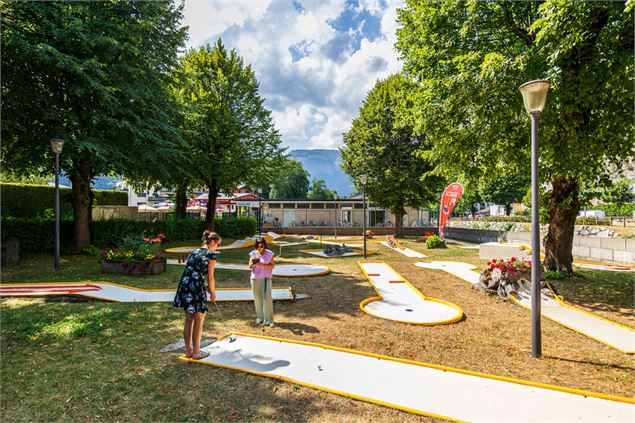 joueurs mini-golf - Office de Tourisme Thônes Coeur des Vallées