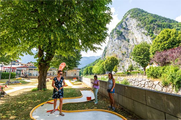 joueurs famille mini-golf - Office de Tourisme Thônes Coeur des Vallées
