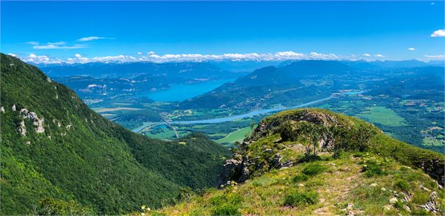 Vue sur le lac du Bourget, le Rhône et le Massif des Belledone depuis la Roche de Chanduraz - Maxime