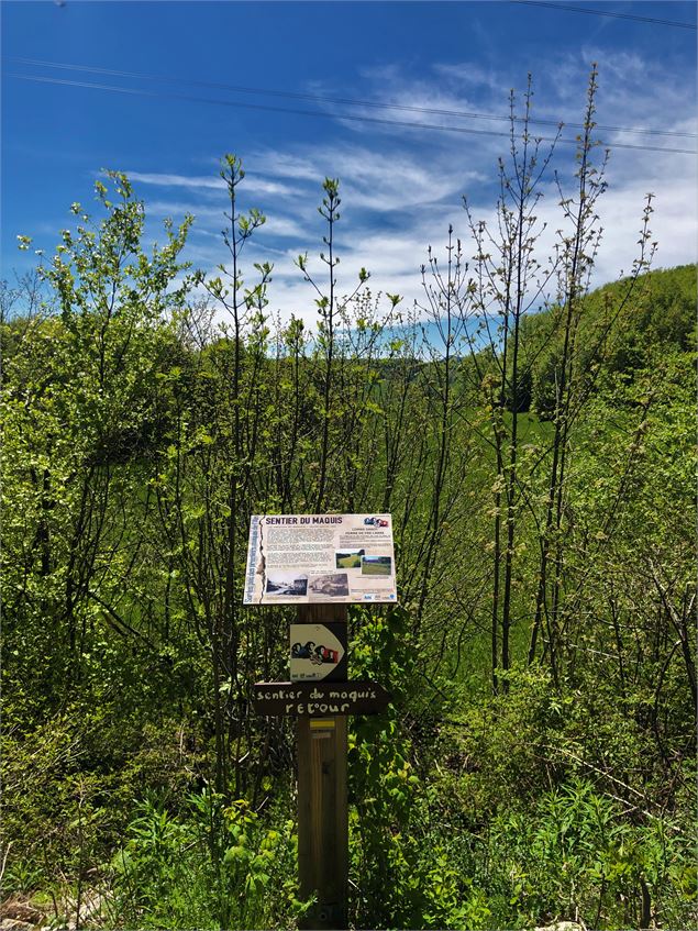 Combe Danoi, panneau d'information de la Ferme de pré Carré - Office de Tourisme Bugey Sud Grand Col