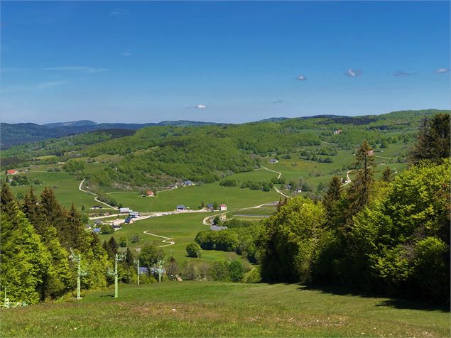 Vue depuis la piste de ski de la Chèvre aux Plans d'Hotonnes - © Maxime Ballet
