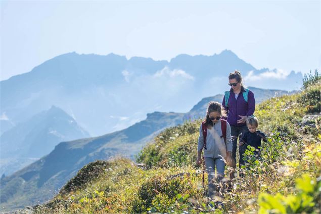 Sentier en blacon vers le Lac du Lous - T.Loubère
