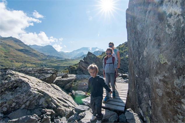 Passerelle en direction du Lac du Lou - T.Loubère
