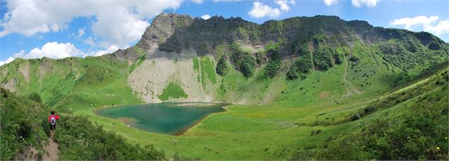 Vue sur le lac de Tvaneuse et le Roc de Tavaneuse - Marco Peter