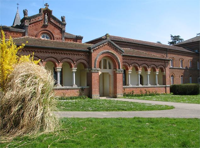 entrée de l'église - Dombes Tourisme