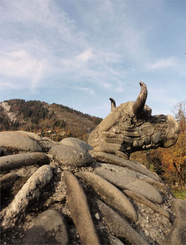 Art Vache : La vache aux yeux bleus - DOKA Productions