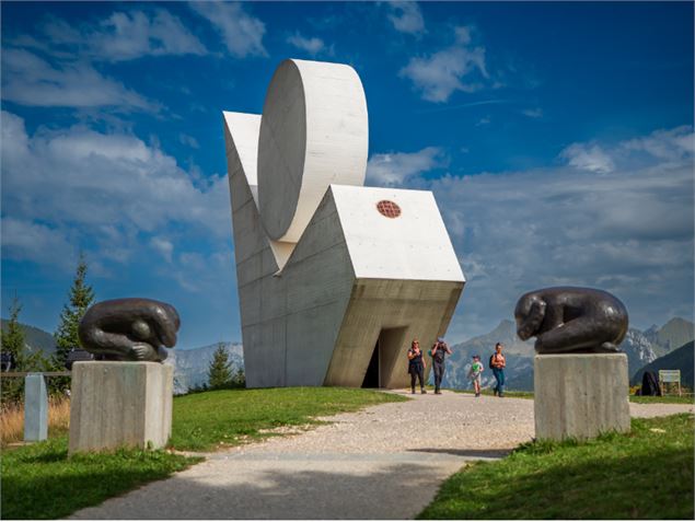 Visiteurs devant le monument - Dep74