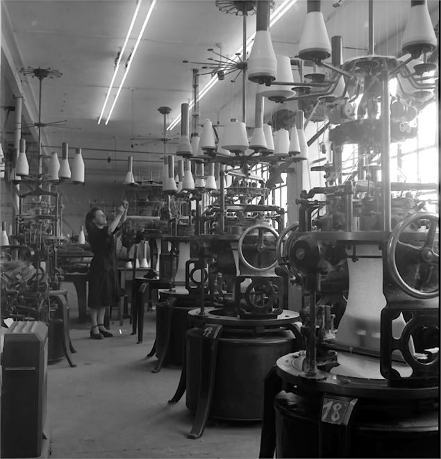 Atelier de la bonneterie Haase, juillet 1948 - Archives municipales 5 Fi 5007. Fonds Grandchamp