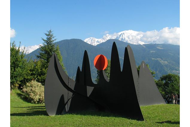 Sun & mountains (A. Calder, 1973)