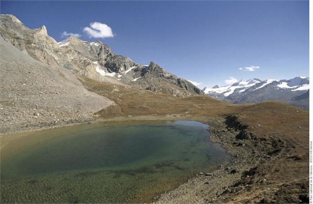 Le Lac de la Bailletta. Vue vers la Pointe de Bazel (sous le nuage) et la Grande - Parc national de 