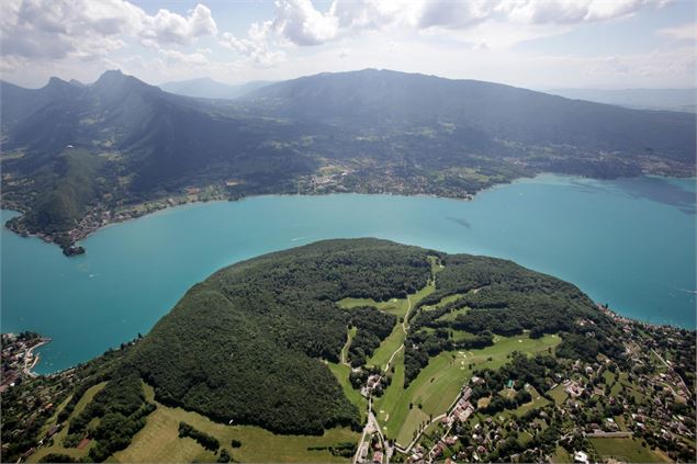 Vue sur le Roc de Chère et le lac d'Annecy - Malorie Parchet