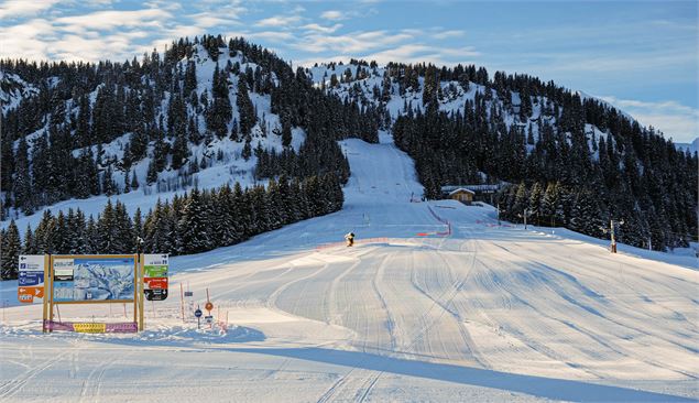 Vue sur la piste des Bonnets Rouges qui arrive sur le plateau du Cuvy - OTAB
