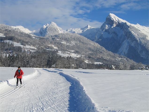 Fondeur sur la piste de la plaine de Morillon - Office de tourisme de Samoëns
