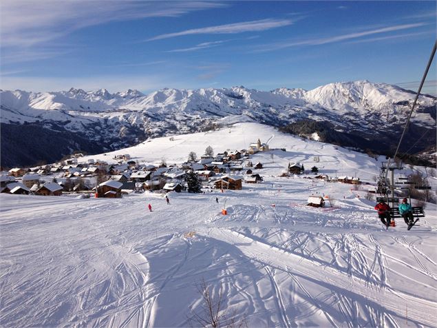 Vue sur piste de Impène et le village d'Albiez - OTICoeurdemaurienne