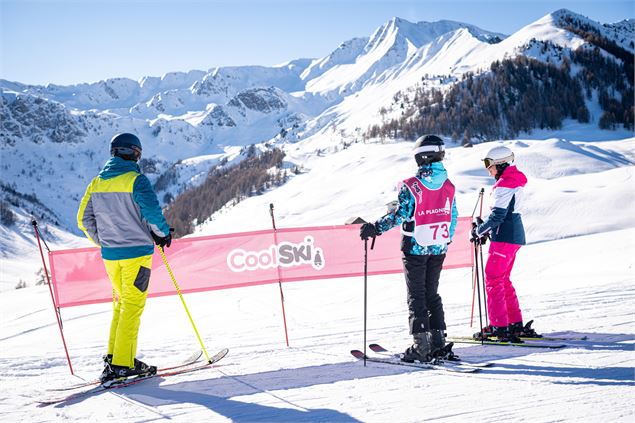 Une famille se repose entre deux virages sur la piste - JNJ Photo