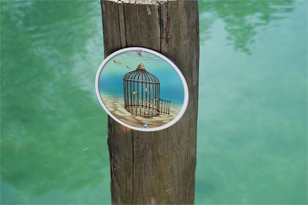 Balise du jeu posée sur un piquet - Réserve Naturelle Régionale du Lac d'Aiguebelette