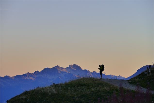 Un randonneur sur le TAA au coucher du soleil - Thibaut.Blais
