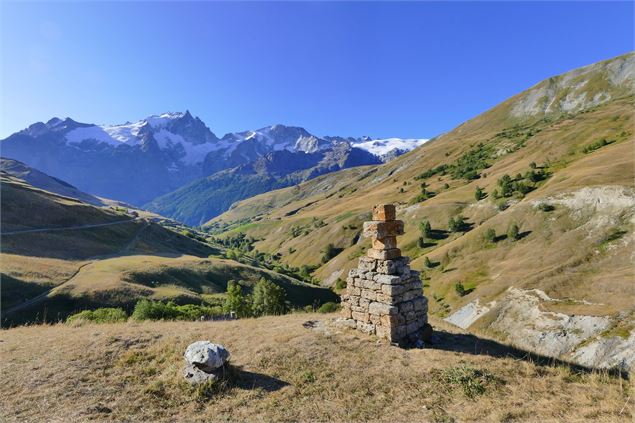 Croix sur le sentier du Tour des Aiguilles d'Arves - Thibaut.Blais