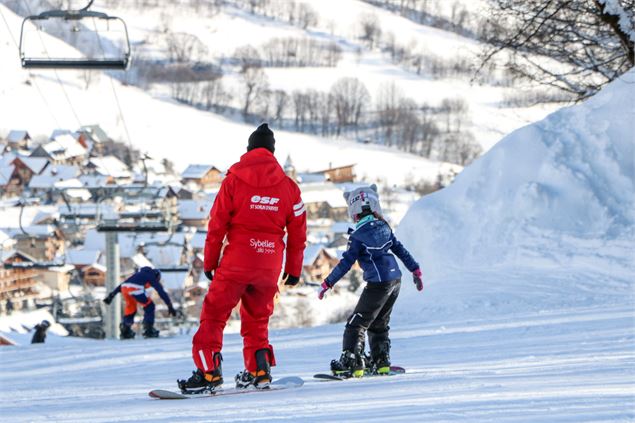 moniteur ESF et son élève en Cours ESF à Saint Sorlin d'Arves - © OT Saint Sorlin dArves - V Bellot-