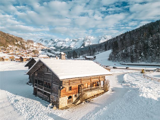 La Maison du patrimoine face aux Aravis - T. Vattard