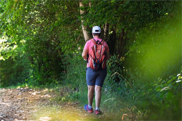 Randonneuse sur le sentier - ©ThomasBalliard