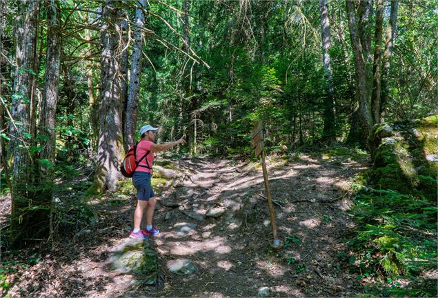 Randonneuse montrant la Pierre à Baptiste - ©ThomasBalliard