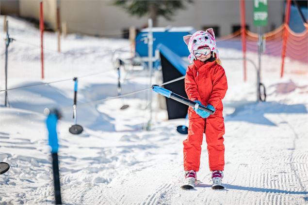 Remontée mécanique adaptée à l'apprentissage du ski - Alpcat Médias