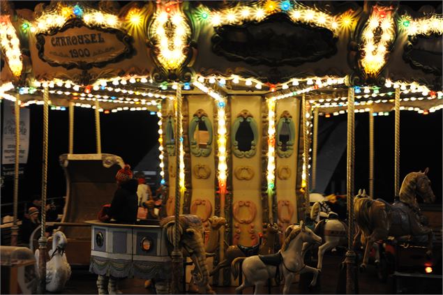 Carrousel de Châtel - L.Meyer - Châtel