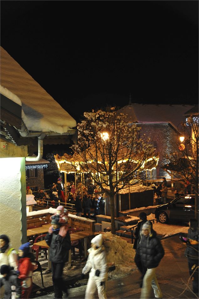 Carrousel de Châtel - L.Meyer - Châtel